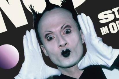 Ausschnitt aus dem Cover von &quot;Klaus Nomi. Stimme im Orbit&quot; mit einem Porträt des Künstlers